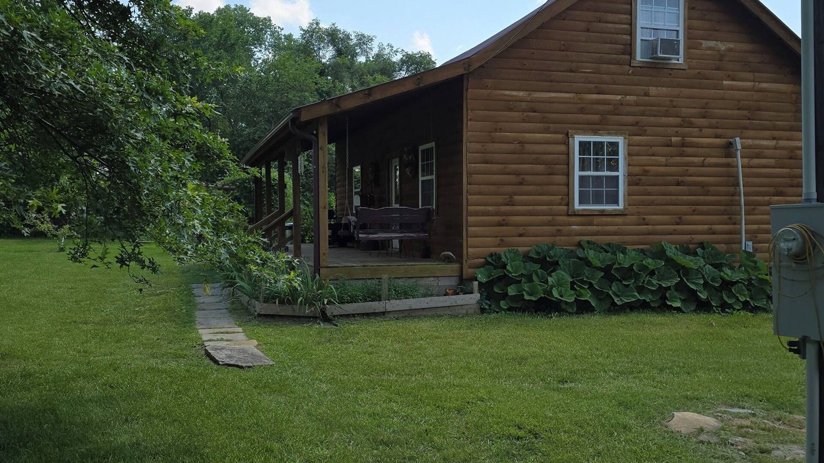 Weaubleau Cabin | Quaint cabin with AC in Weaubleau