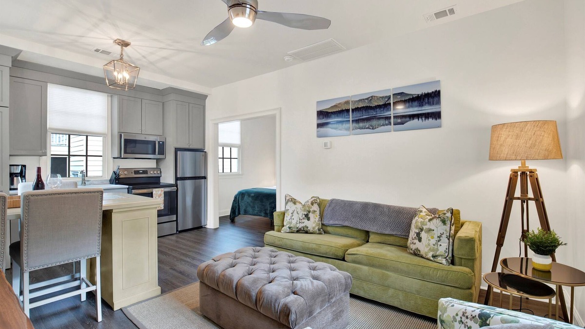 Savannah Victorian District House | Quaint Carriage House, Steps to Forsyth Park, Sleeps 4
