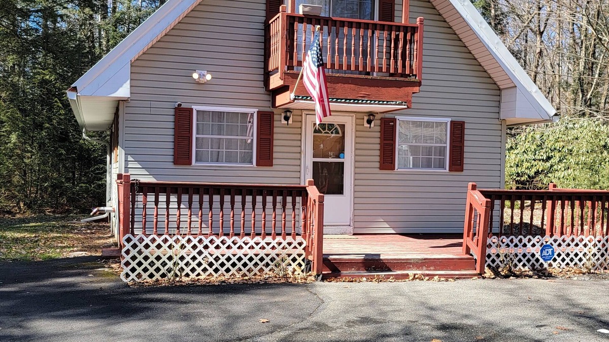 Tobyhanna Ski Chalet | Quaint Chalet Home in Tobyhanna! 10minutes to Kalahari, Camelback and Great Wolf
