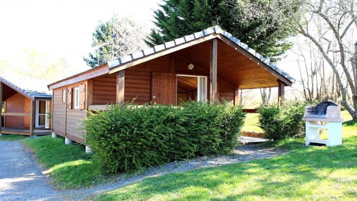 Treignat Cottage | Quaint Chalet in 2-Star Camping with Terrace, Family Amenities & Activities