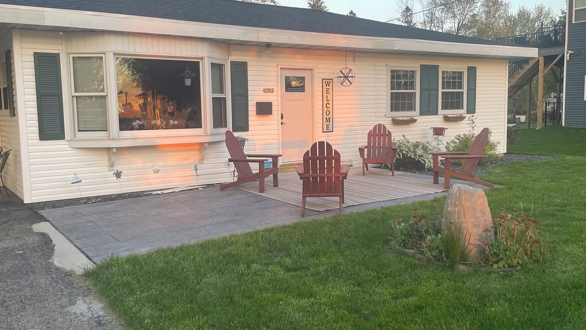 Winneconne House | Quaint Channel Cottage