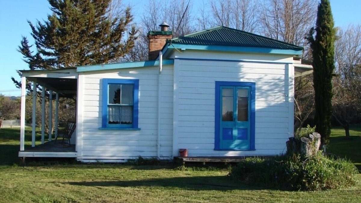 Ngatimoti Cottage | Quaint character cottage on working farmlet, Running Sheep & Beef.