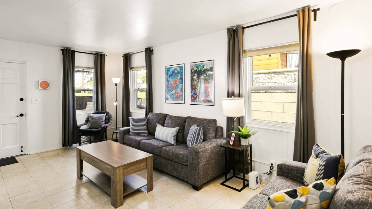 West Newport House | Quaint, Charming, Great Value @ The Beach, 2 Blocks to Sand, BBQ, Pets, Patio in Newport
