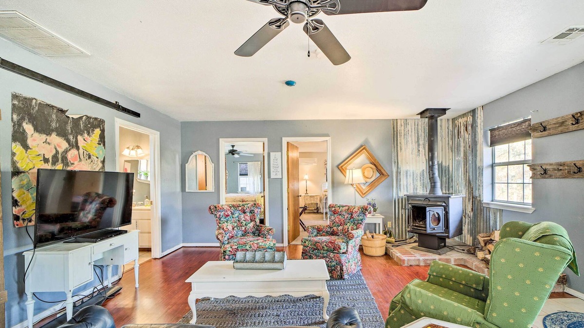 Sequoyah Apartment | Quaint Claremore 'Farm House' - Pet Friendly!