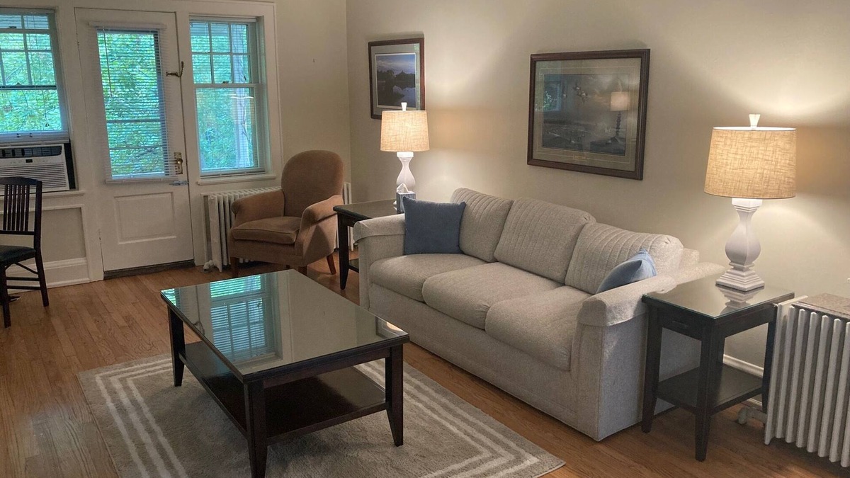 Whitefish Bay Apartment | Quaint coach house apartment located minutes from downtown Milwaukee