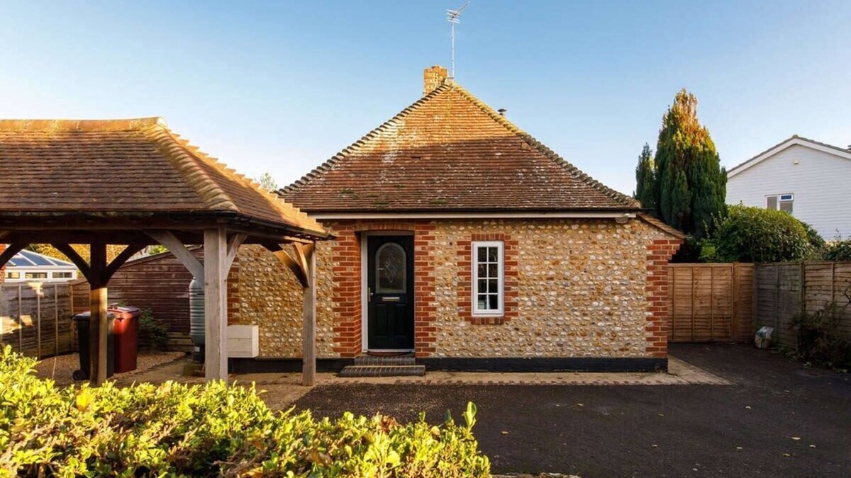 West Wittering House | Quaint Coastal Cottage - 5 mins from Beach