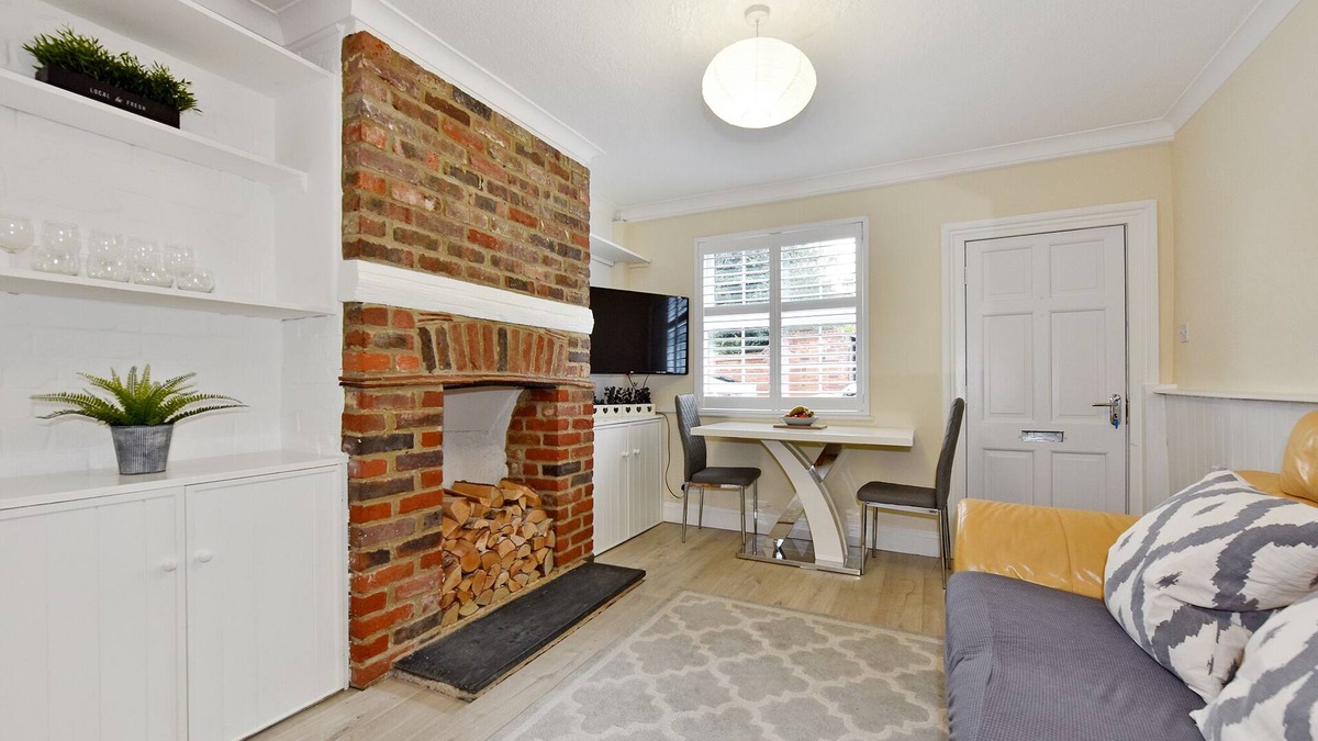 Henley Cottage | Quaint Cottage Oasis in Central Henley