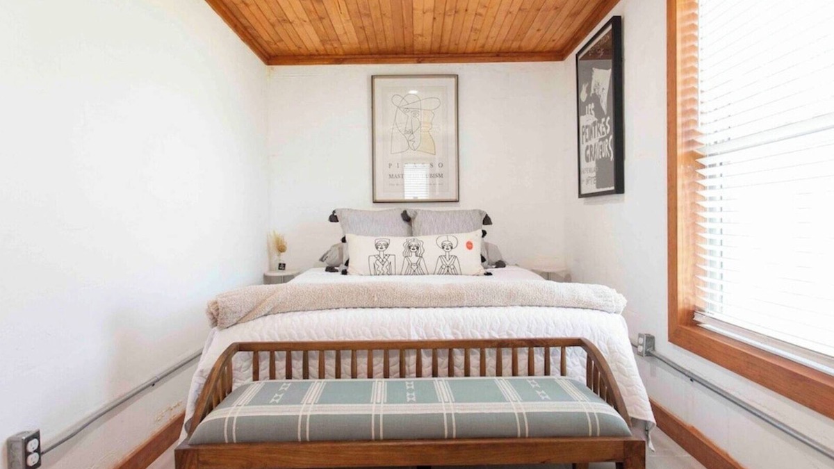 Buckner House | Quaint Cottage Downtown Buckner
