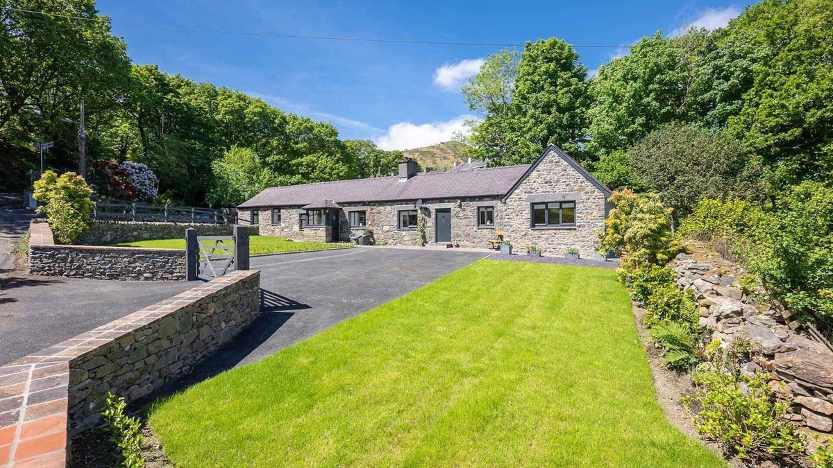 Gallt Y Foel Cottage | Quaint Cottage in the Heart of Eryri (Snowdonia) | 2-Merddyn-Coch