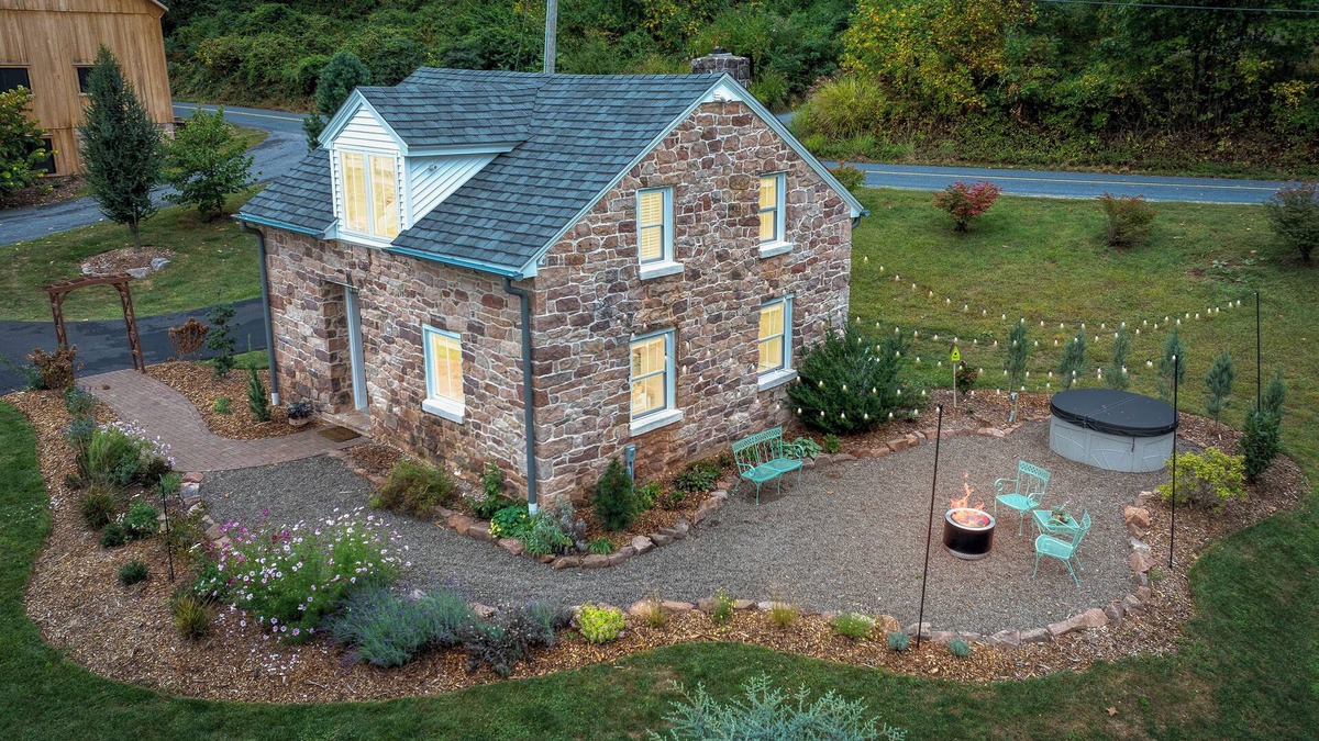 Stevens Cottage | Quaint Cottage on Farm HOT TUB & Fire Pit