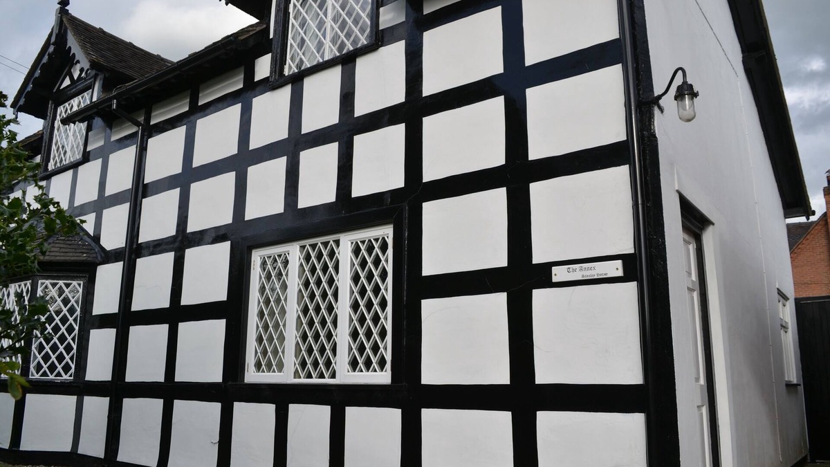 Wrenbury Cottage | Quaint cottage on the village green