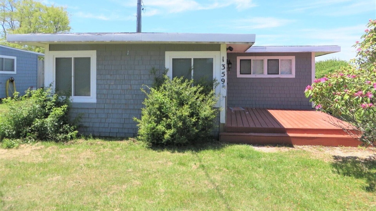 Breakwater Village House | Quaint Cottage on Scenic Ocean Rd - Close to Local Restuarants, Breakwater Village & Cronin Beach