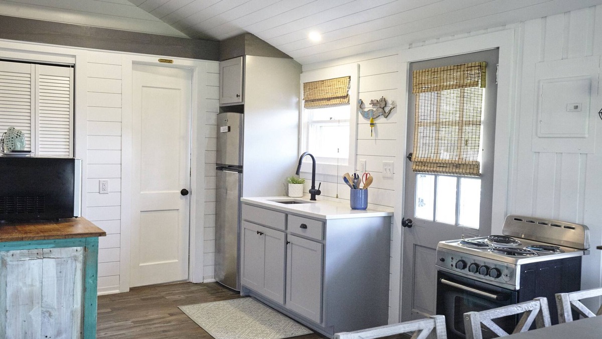 Saybrook Manor House | Quaint Cottage--Private Beach Access with Parking