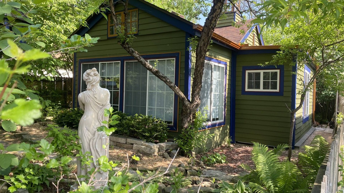 Wabasha Cottage | Quaint cottage steps from Marina