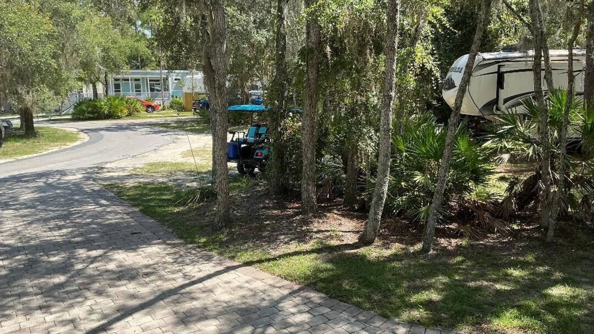Crystal River Cottage | Quaint cottage tucked away in Crystal River. 1bed/1bath. Close to everything!