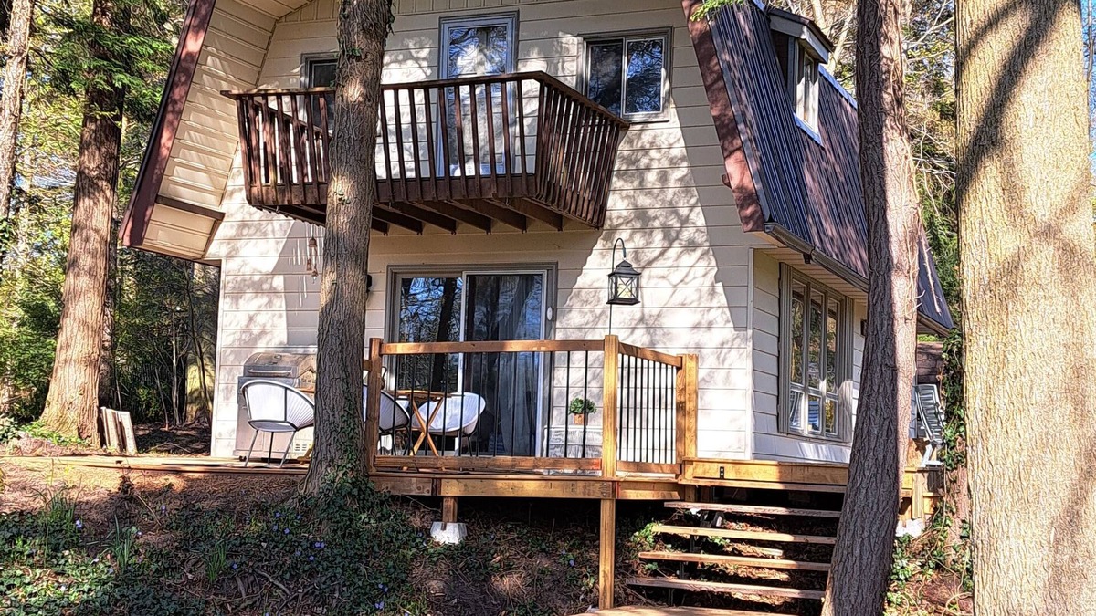 Point Clark Cottage | Quaint cottage, walking distance to beach.