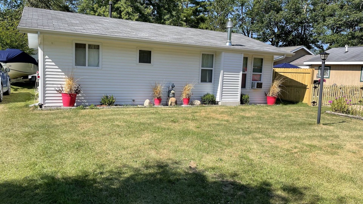 Houghton Lake House | Quaint Cottage with lake access.