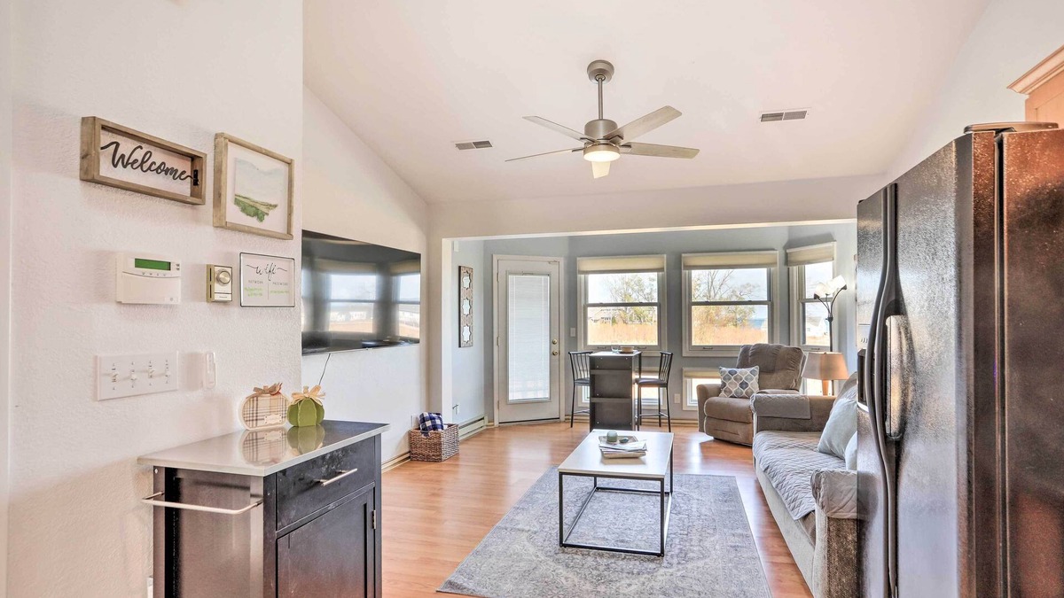Oak Harbor Condo | Quaint Couple's Escape: Pool, Near Lake Erie!