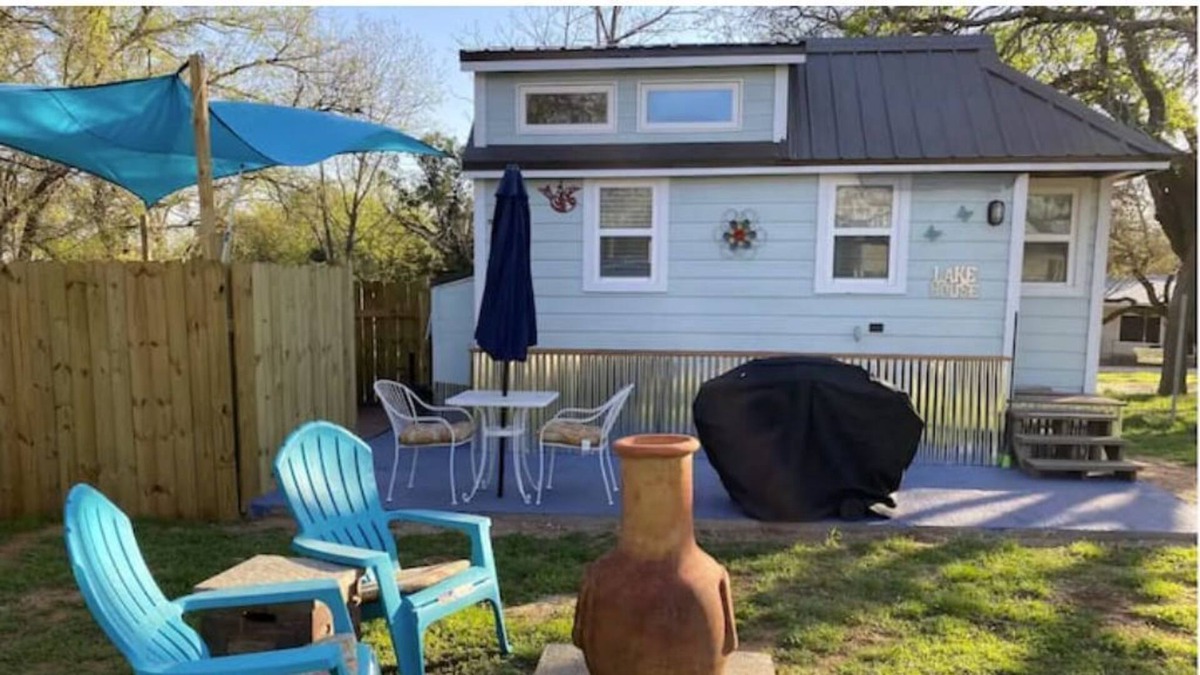 Burnet House | Quaint & Cozy 1-Bdrm Tiny Home- HOT TUB/SUPs/KAYAK
