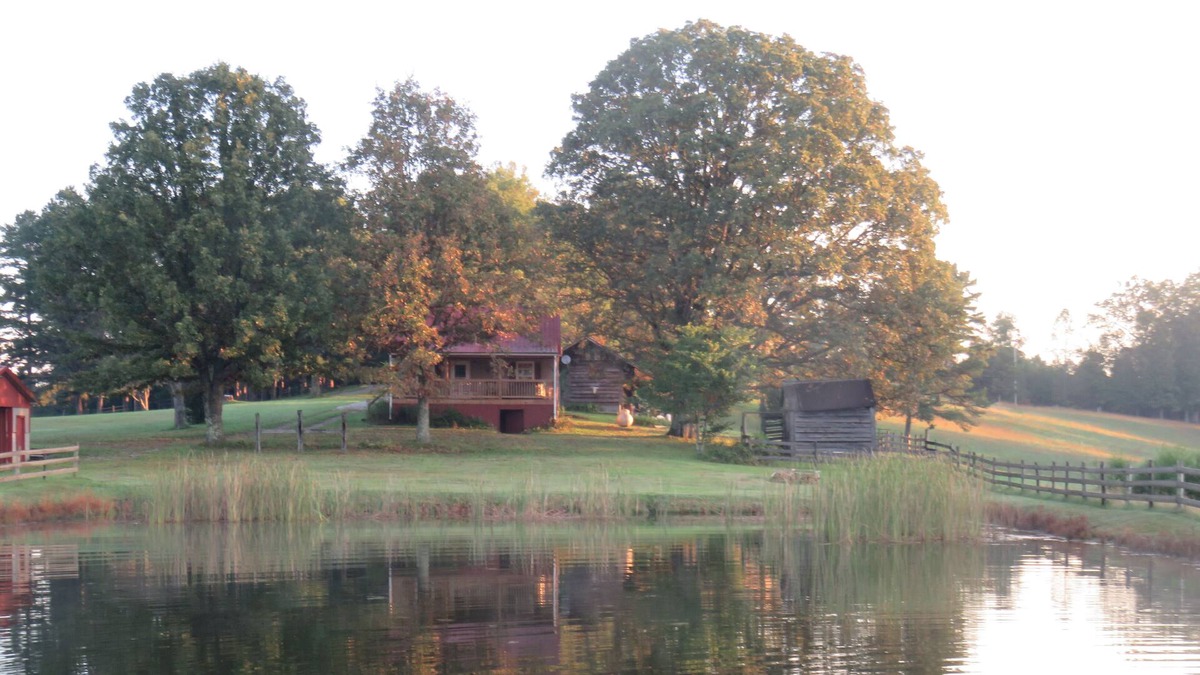East Bernstadt Cabin | Quaint, Cozy, Comfortable Cabin W/ HotTub, Big Backyard, Pond, Pet Friendly