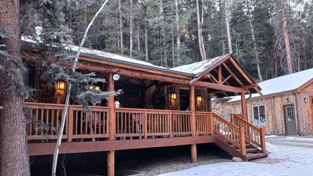 Shadow Mountain Cabin | Quaint, Cozy, Comfortable 1937 Mountain Cabin