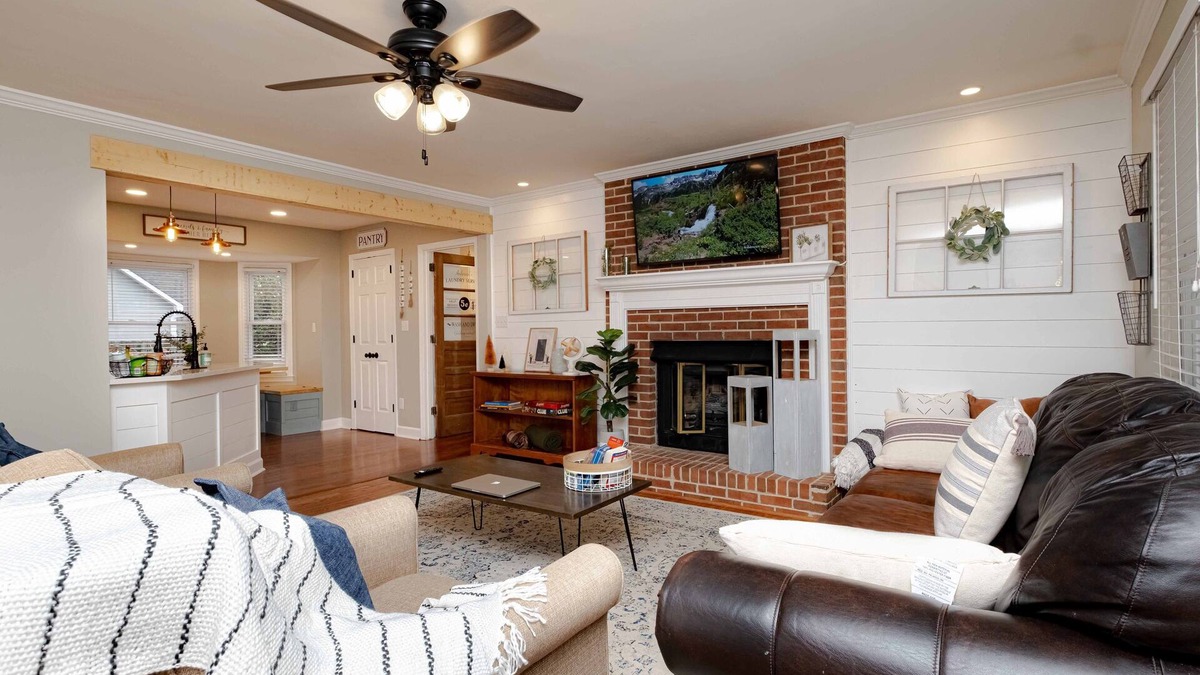 Madison House | Quaint & Cozy Cottage in the Heart of Madison AL.