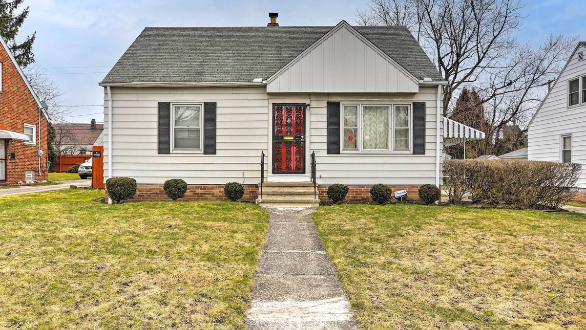 Maple Heights House | Quaint + Cozy Home < 15 Mi to Dtwn Cleveland!