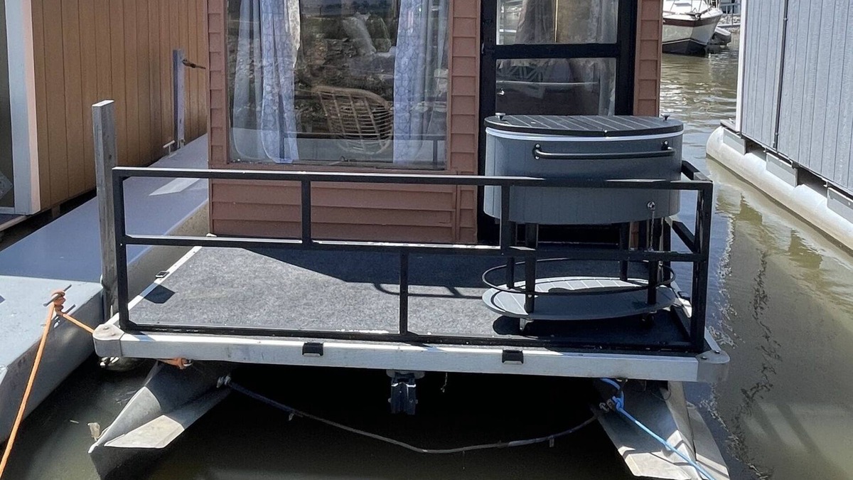 Sandusky Boat Rental | Quaint & Cozy Houseboat @ SoLSTAY