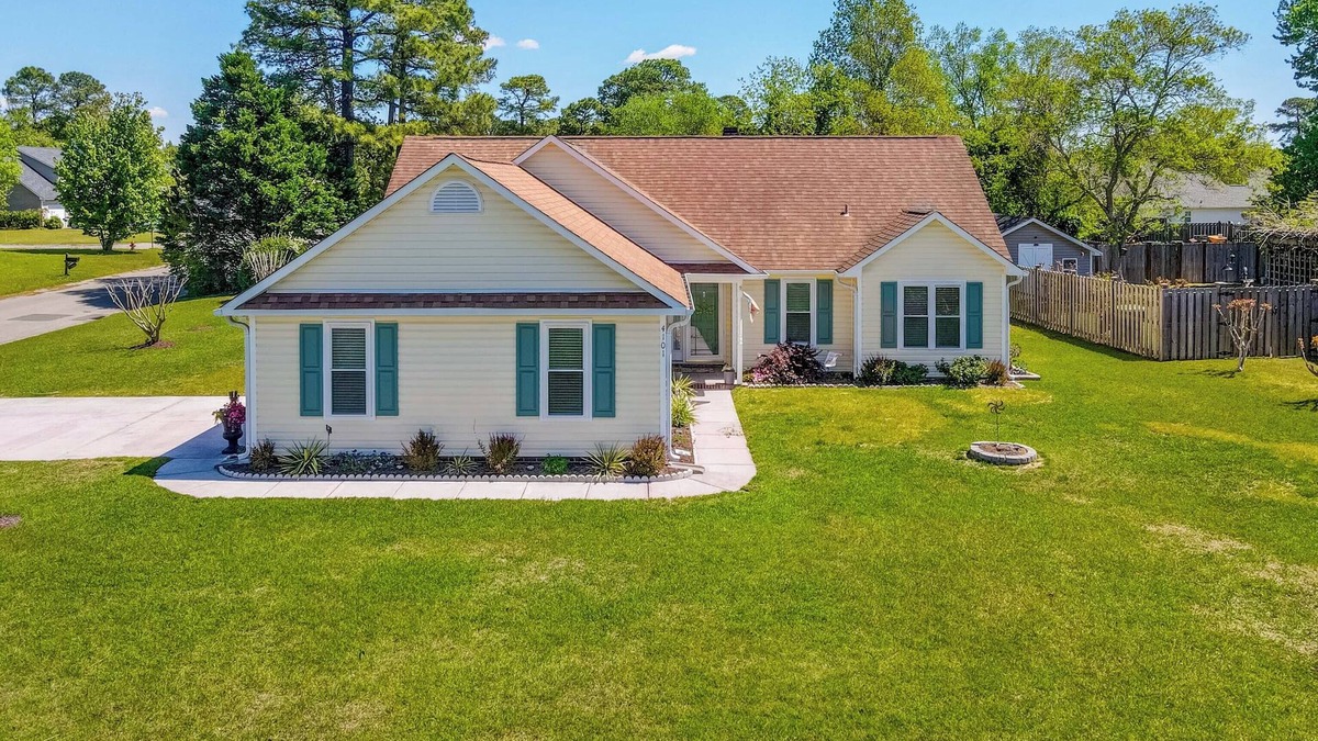 Wilmington House | Quaint, Cozy, Very Clean & Close to the BEACH 3 bedroom home w/sunroom & office