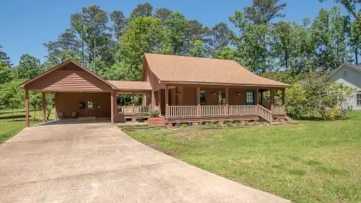 Pineville Cabin | Quaint, Cute & Central! **Downstairs ONLY!!!**