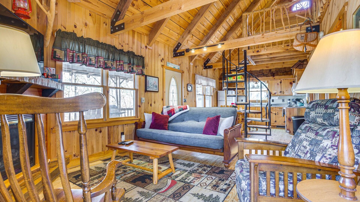 Dahlonega Cabin | Quaint Dahlonega Cabin w/Cavenders Creek Access!