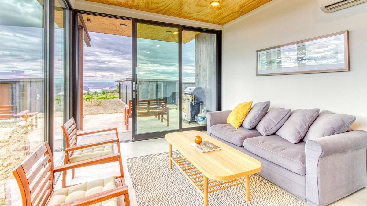 Quincy Cottage | Quaint, Dog-Friendly Modern Home w/Patio - walk to Cave B & Gorge Amphitheater