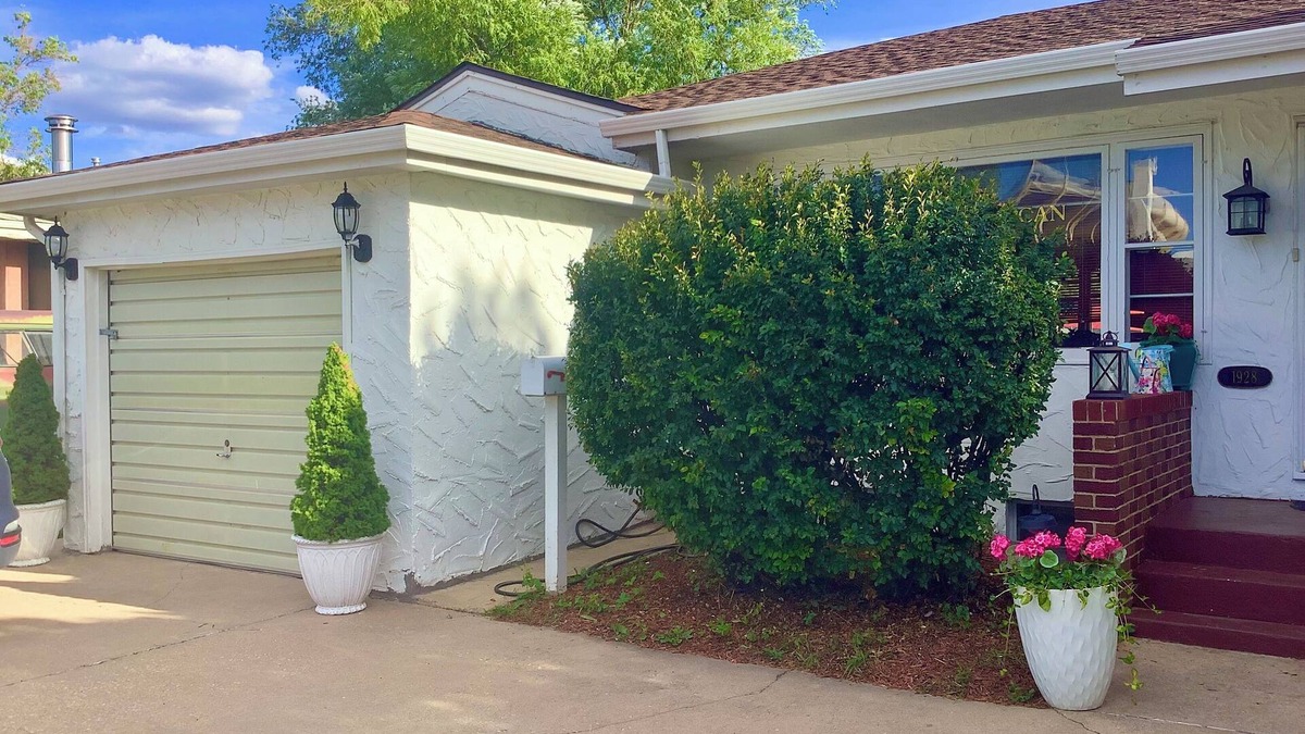 Laramie Apartment | Quaint Downstairs Apartment by Campus w/amenities