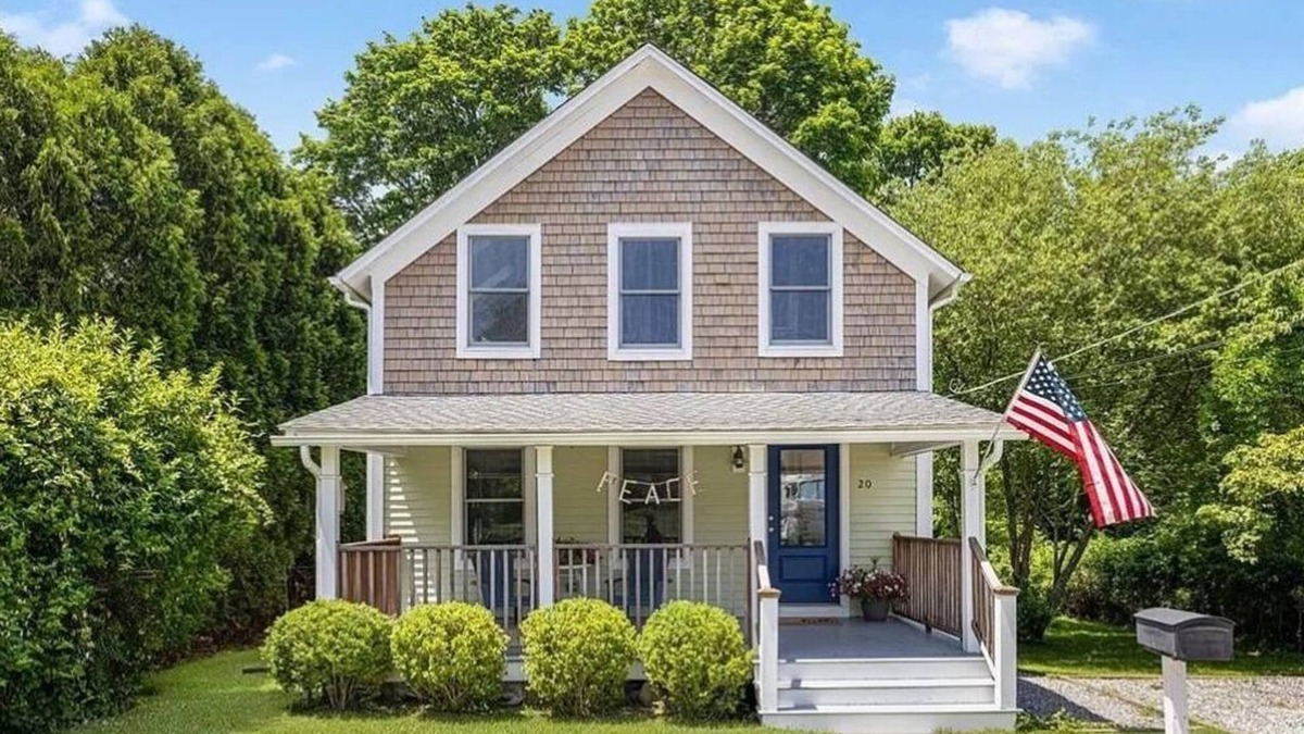 Jamestown House | Quaint Downtown Jamestown R.I. Home -Walking distance to Newport Ferry and Beach