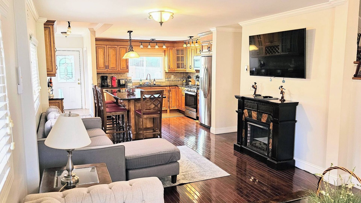 Greenwich House | Quaint duplex with private yard. Walk to beach, dining, & shopping!