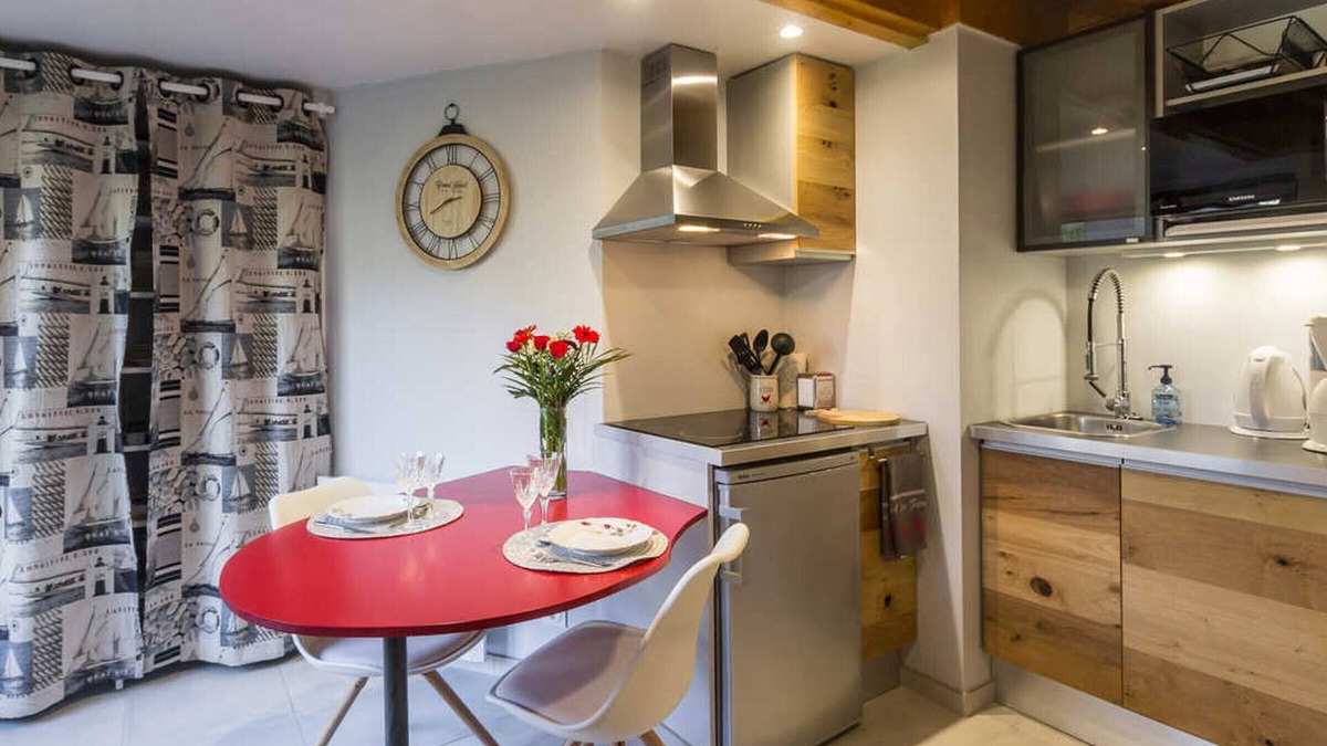 Beauchamps Cottage | Quaint Eco-Friendly Cottage with Private Garden, Mini Farm & Baby Equipment