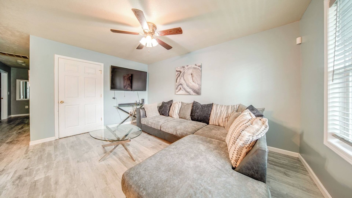 Erie House | Quaint Erie Home w/Smart TVs & Yard: 3 Mi to Lake