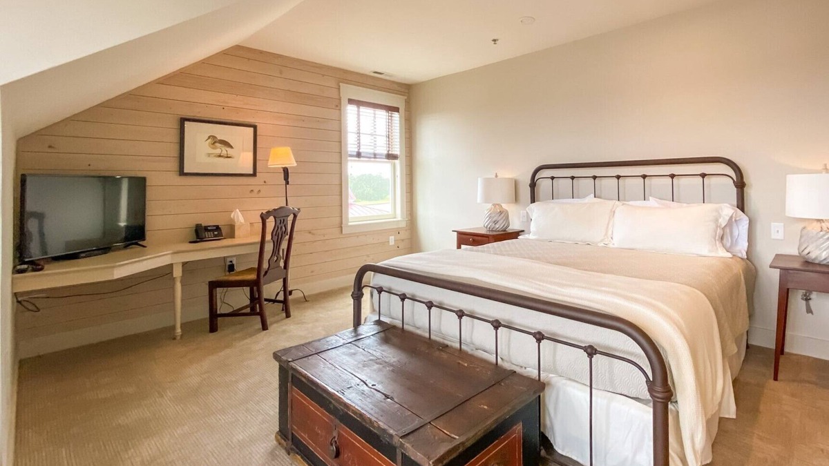Oriental Hotel | Quaint Escape to the Waterfront - River Dunes