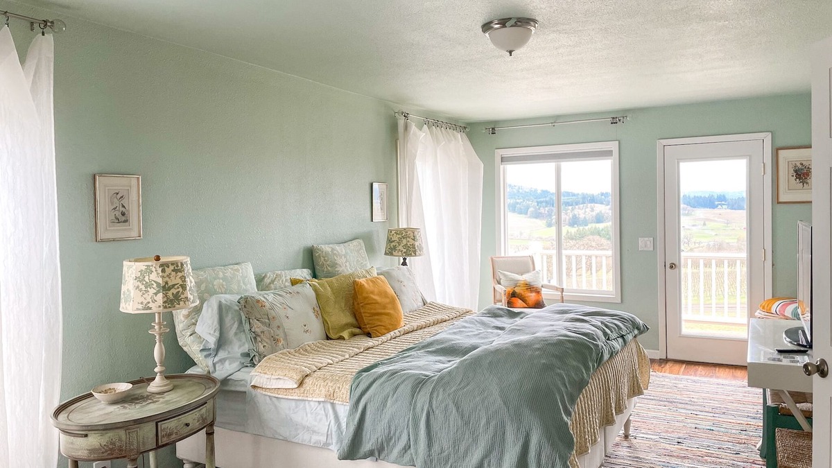 Polk County House | Quaint farmhouse with spectacular views - large deck & fire pit