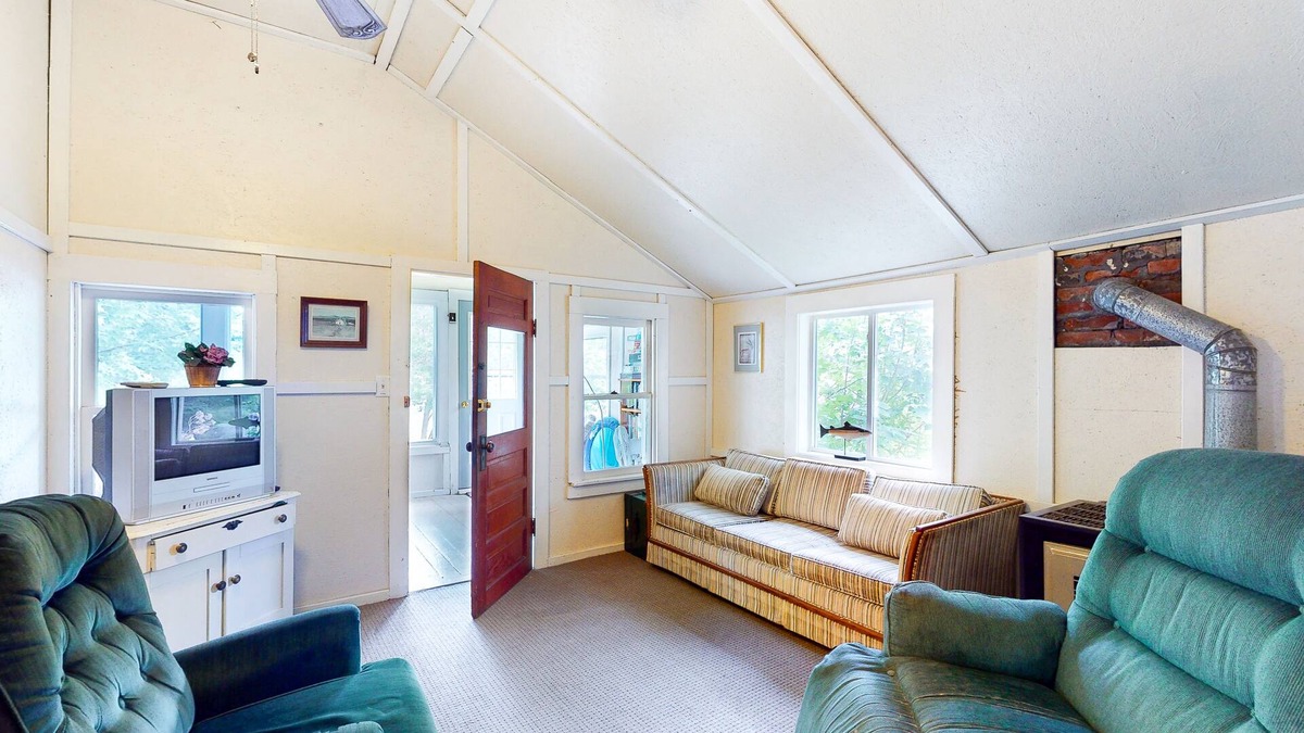 Poultney Cottage | Quaint, friendly cottage with lakefront location & water views
