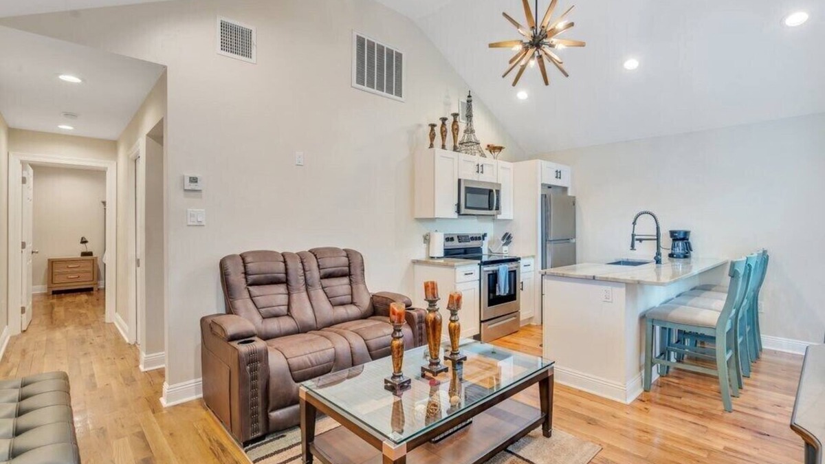 Gentilly Terrace Condo | Quaint Gentilly: 2BR, Private Guesthouse Getaway, Parking