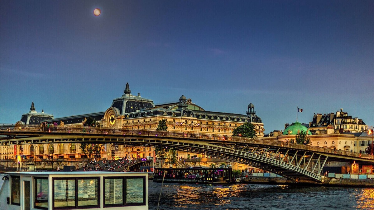 7th Arrondissement Apartment | QUAINT HIGH-FLOOR RETREAT ON QUAI D'ORSAY – EMBRACE THE PARISIAN LIFESTYLE