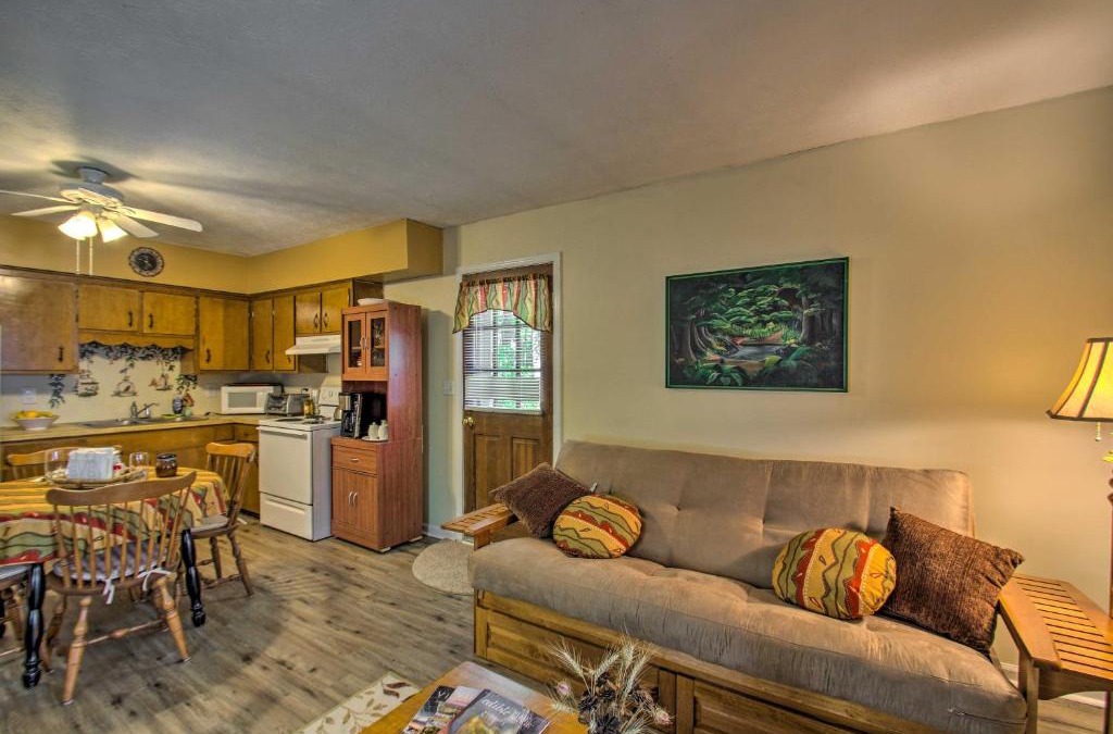 Hinton House | Quaint Hinton Hideaway - Hunt and Fish Nearby!