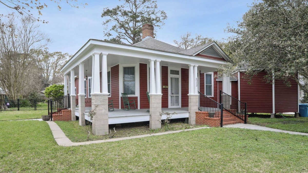 New Roads House | Quaint house in the Historic town of New Roads. Close to everything!