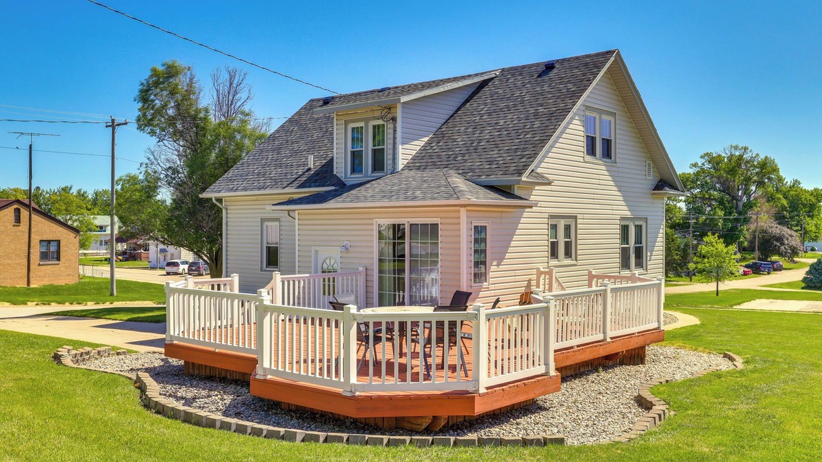 Howells House | Quaint Howells Retreat - Steps from Main Street!