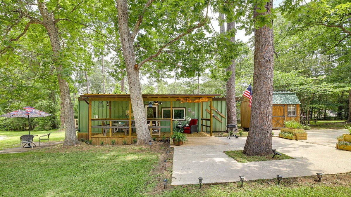 Huffman Cottage | Quaint Huffman Cottage w/ Fire Pit + Kayaks!