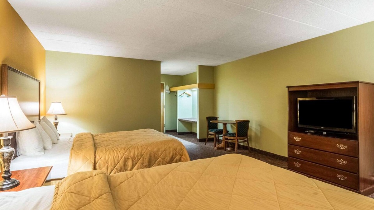 McHenry Hotel | Quaint Inn & Suites
