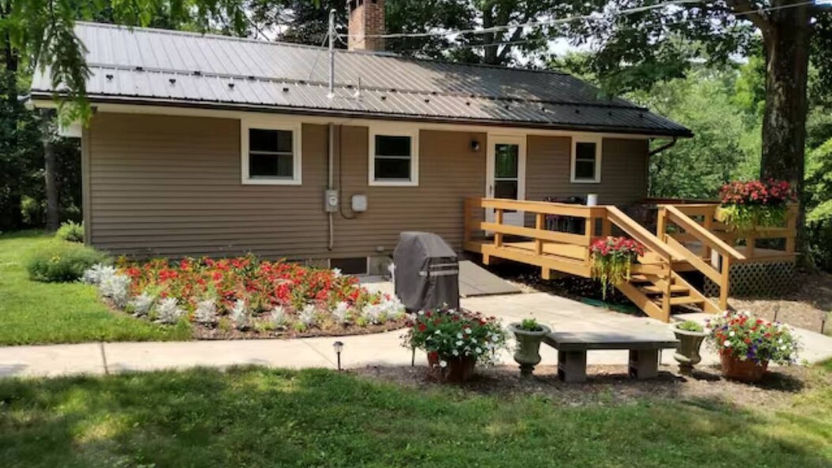 Elliottsburg House | Quaint Knotty Pine - tranquil getaway