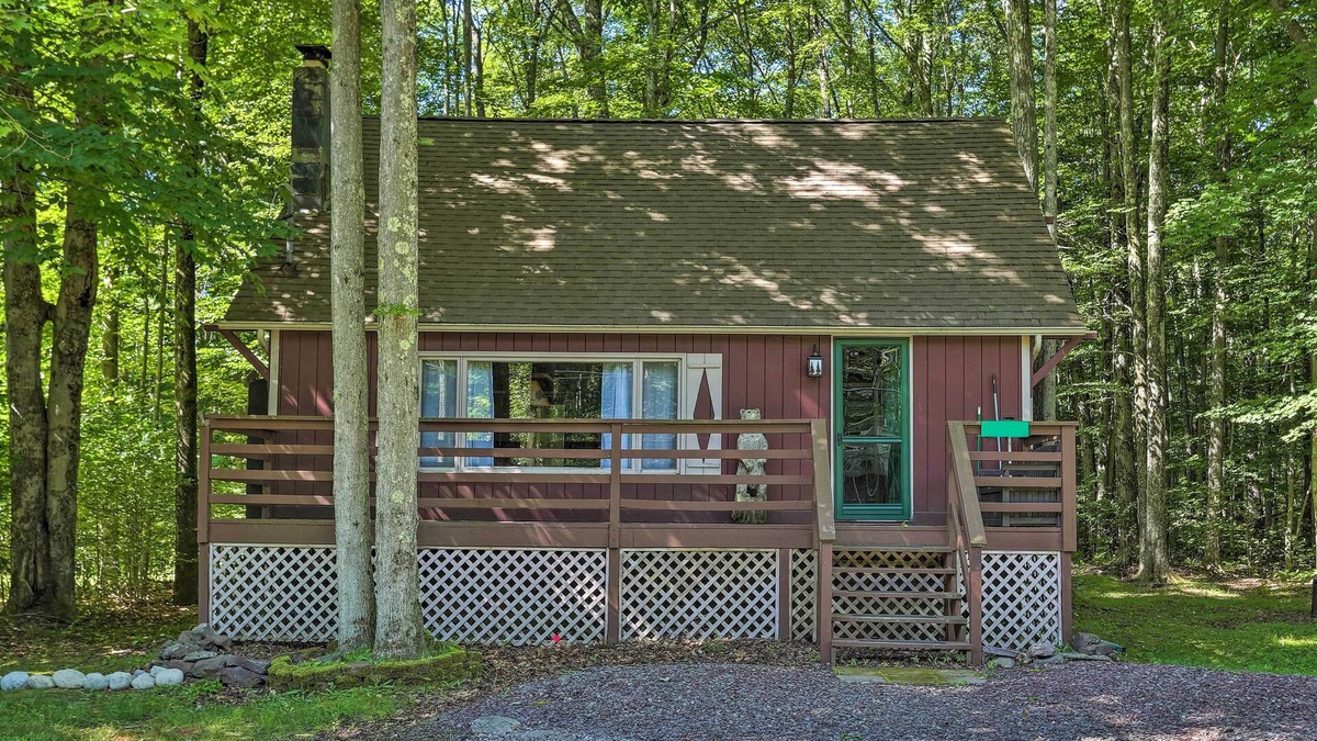 Pocono Lake Cottage | Quaint Lake Cottage w/Pool + Beach Access!