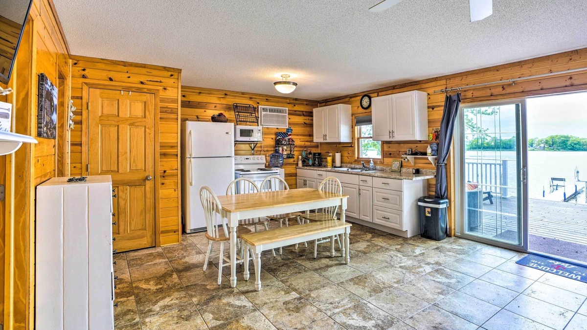 Madison Lake Cabin | Quaint Lake Jefferson Cabin w/Deck & Gas Grill!